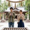 二礼二拍手一礼をしてお参りしている夫婦