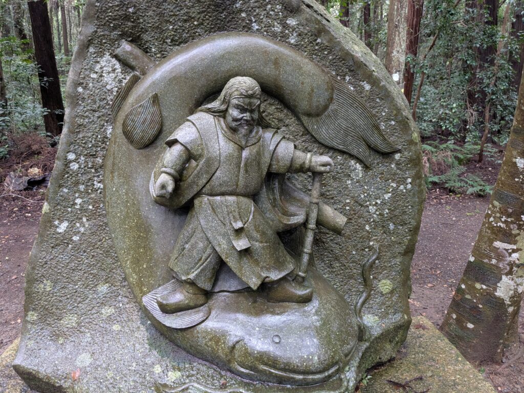 武神が大鯰を押さえる姿を表した鹿島神宮境内の石造レリーフ