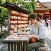 神社で絵馬を書いている人