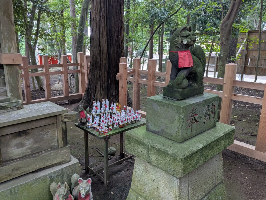 神社で神使として信仰される狐を表した奉納狐像