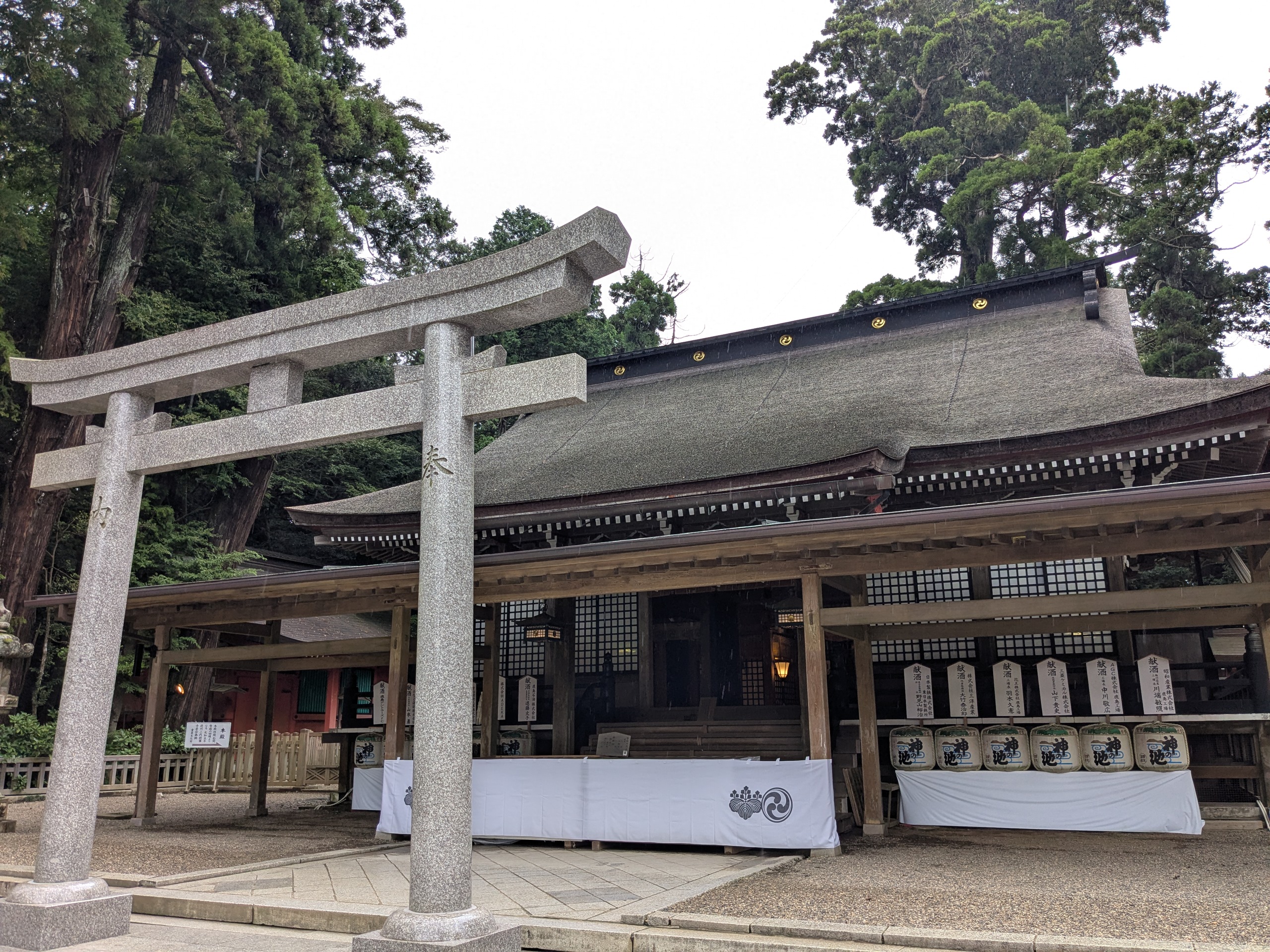 神社の拝殿と鳥居
