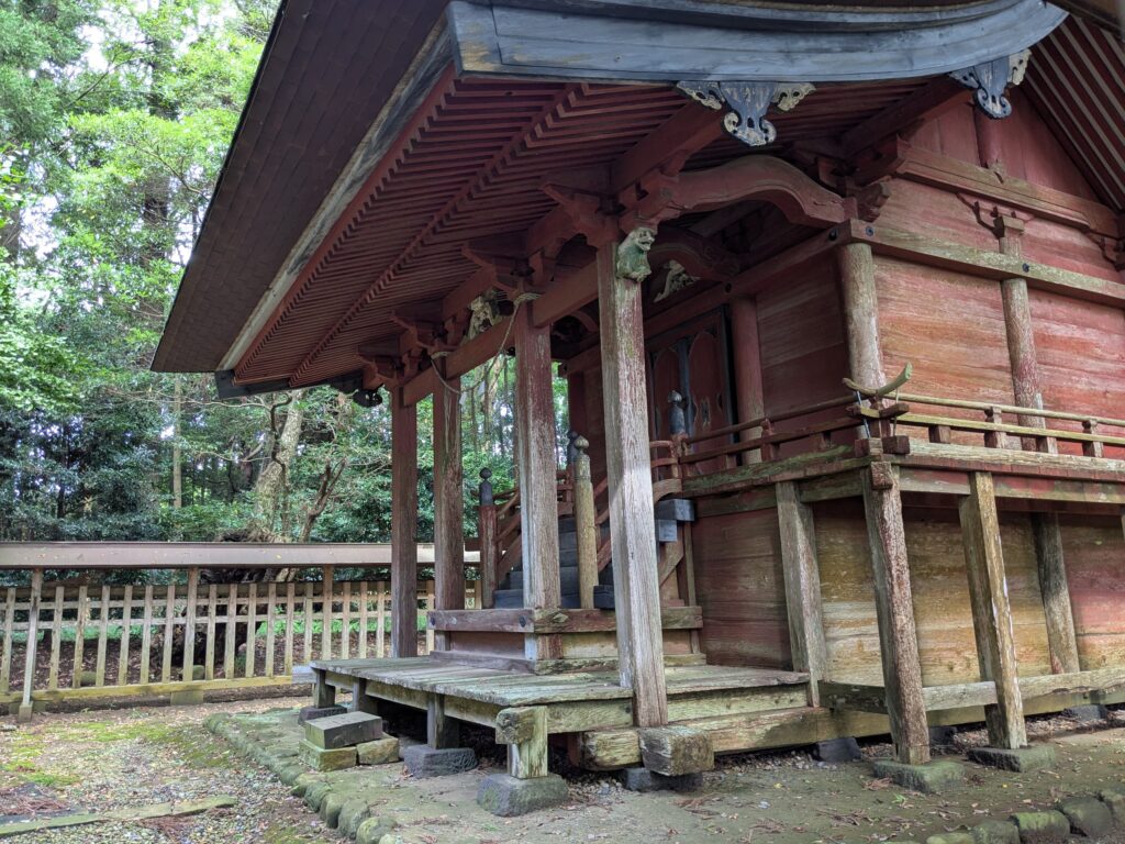 木造社殿を側面から見た様子と屋根の向き