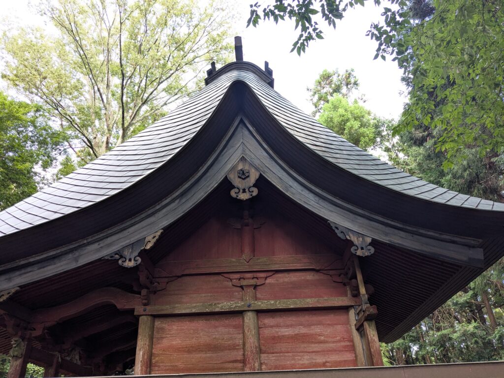 神社の本殿に見られる反りのある屋根