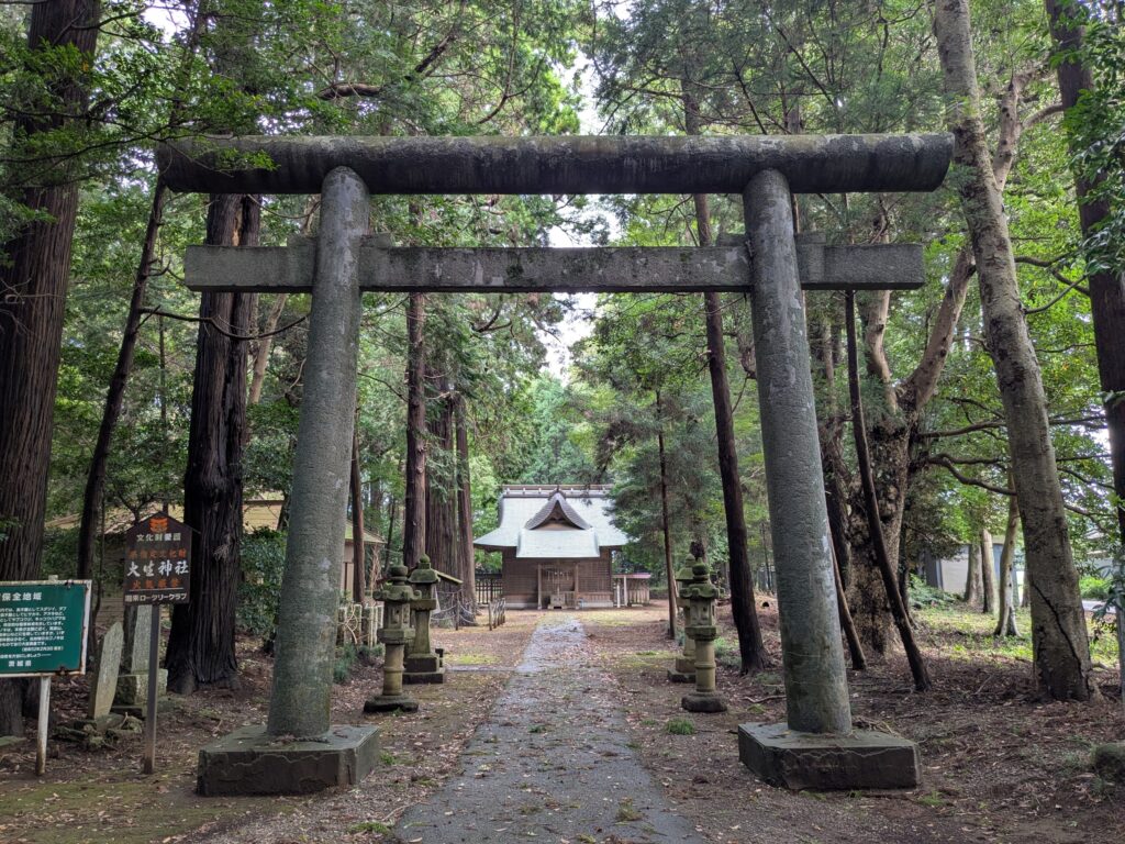 神社とお寺を見分ける目印となる石鳥居と参道
