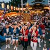 神社の祭りで神輿をかつぐ人々