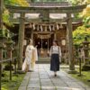 神社に呼ばれるように入っていく女性