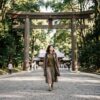 関東の有名神社を歩く女性