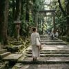日本最古の神社を歩く女性