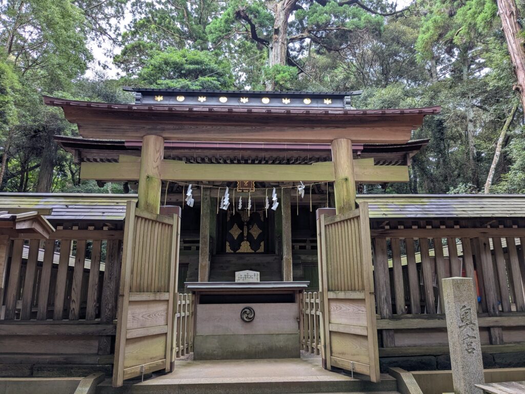 深い森に囲まれた鹿島神宮の奥宮社殿を正面から見た様子