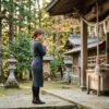 大阪の神社で手を合わす人