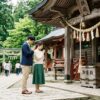 神社でお礼参りをしている夫婦