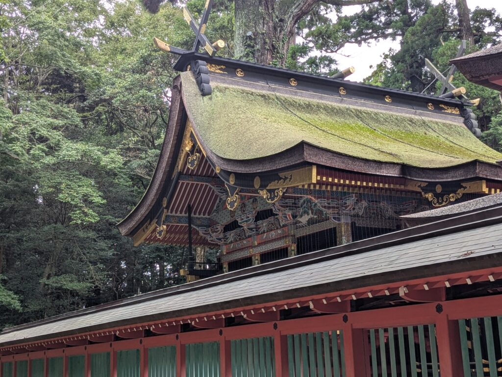 金色の装飾と鮮やかな彩色が施された歴史ある社殿