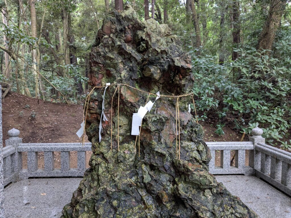 鹿島神宮の奥参道近くに祀られた注連縄と紙垂のあるさざれ石