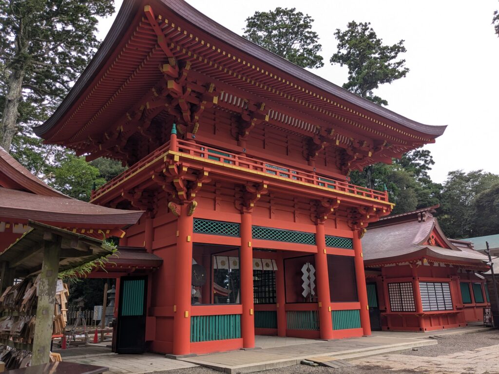 朱色の柱と大きな屋根を持つ神社の楼門