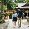 神社の境内を歩く男女